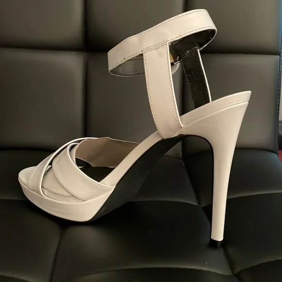 Guess white pumps - Picture 3 of 3
